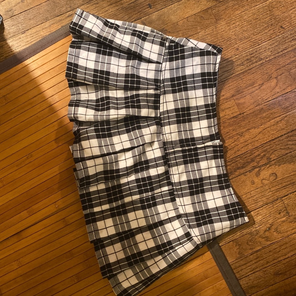 Punk rock black and white checkered plaid shirt w/ skull. Black buckles on side - Picture 5 of 6